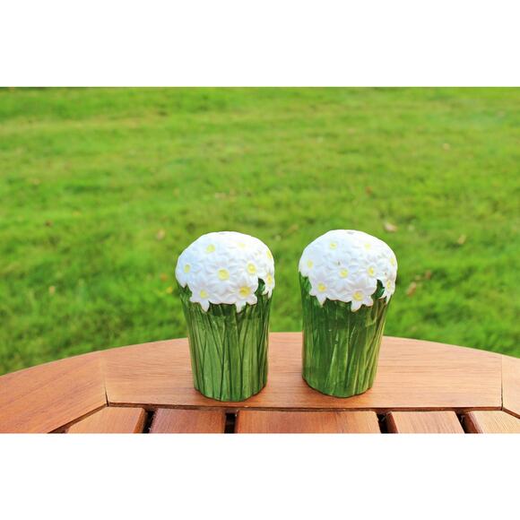 Vintage Ceramic Flower Salt And Pepper Shaker Set From The 1950's - Picture 1 of 7